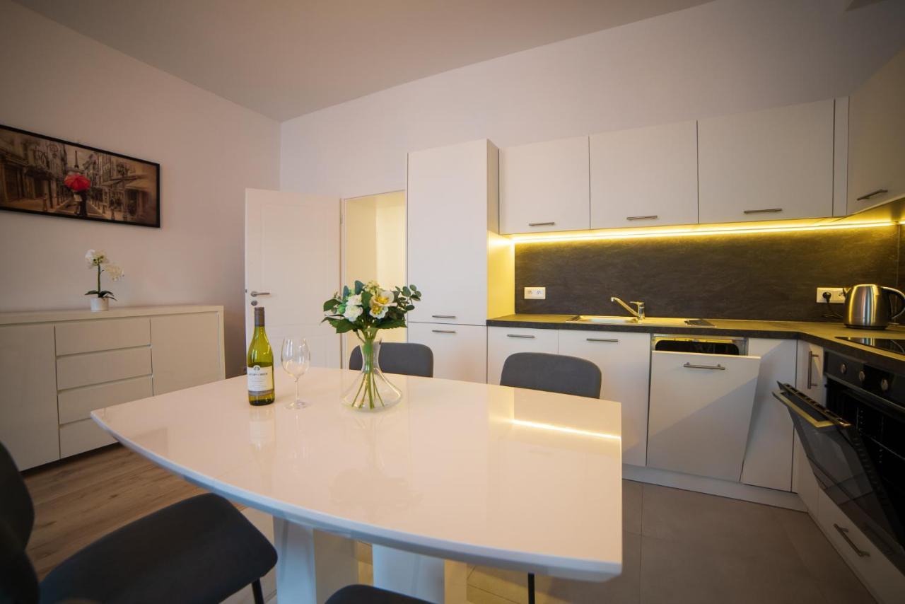 Top Class Apartments In Carlsbad การ์โลวีวารี ภายนอก รูปภาพ