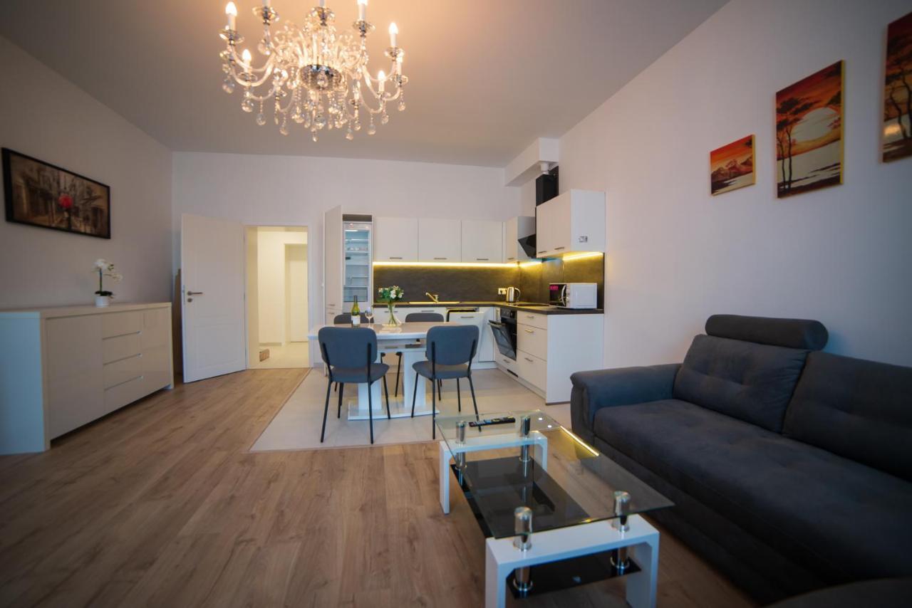 Top Class Apartments In Carlsbad การ์โลวีวารี ภายนอก รูปภาพ